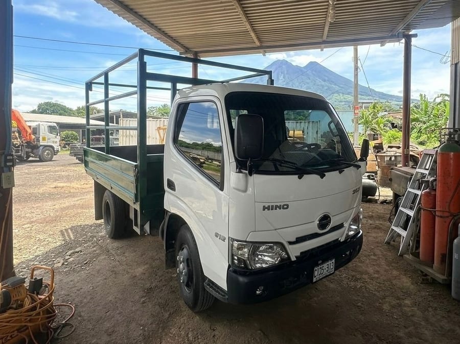Camión HINO 300 XZU 2025 de agencia